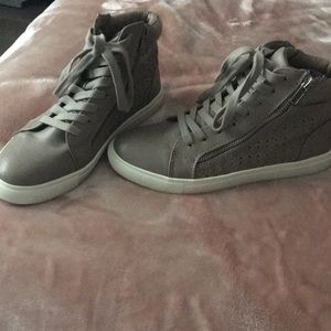 Steve Madden High top tennis shoe